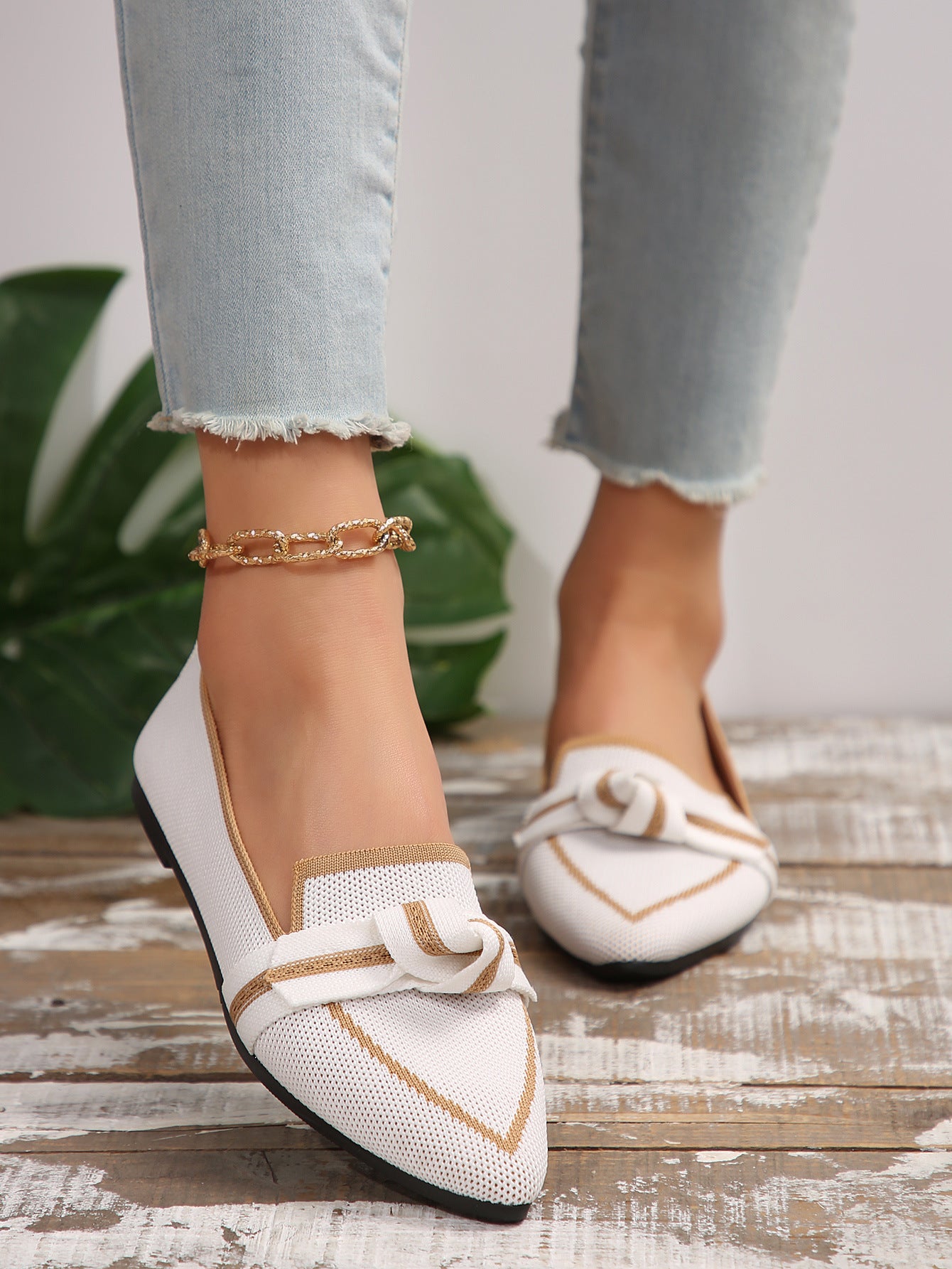 Pointed Flat Pumps